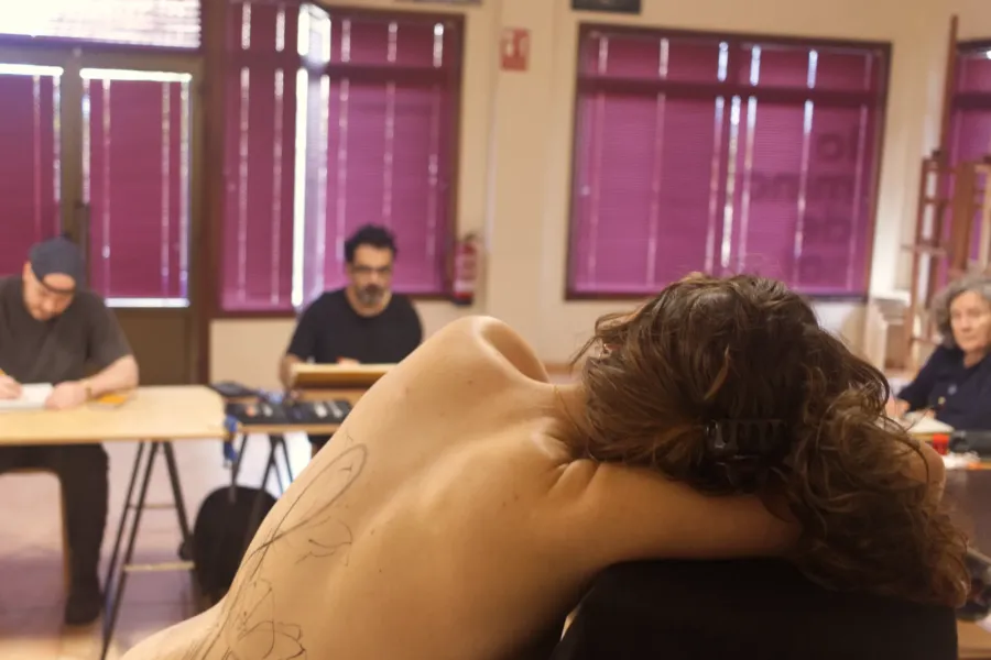 Dibujo con modelo: sesión de figura humana
