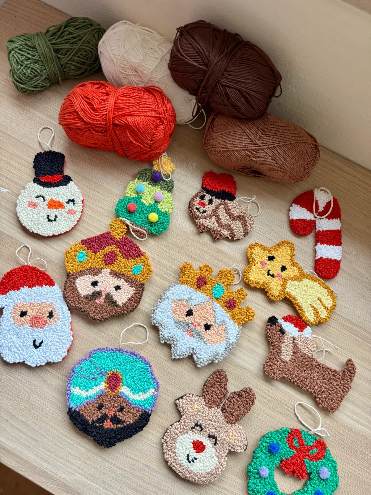Punch needle: adornos navideños