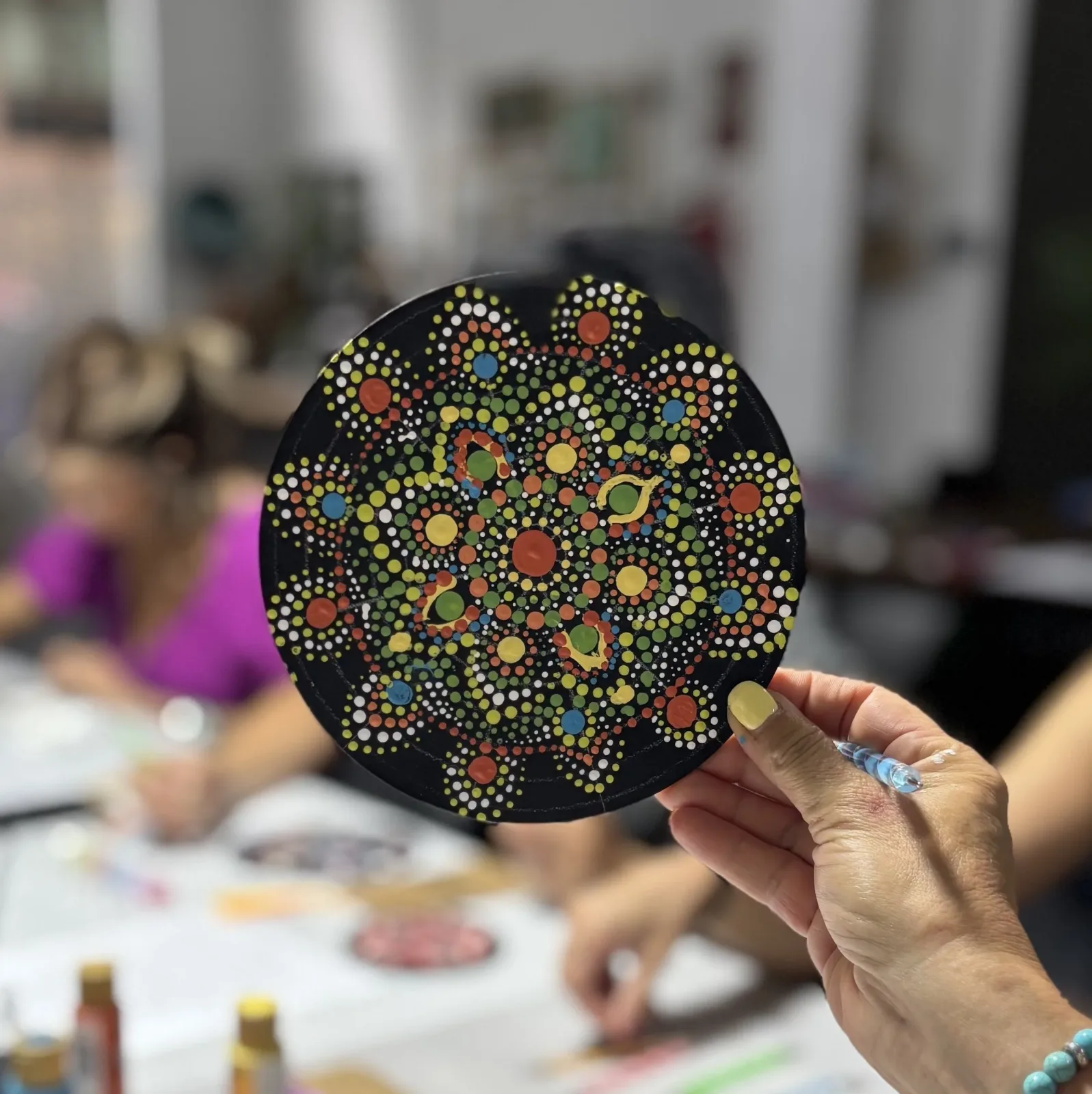 Taller de mandalas pintados sobre madera (Metanoia)