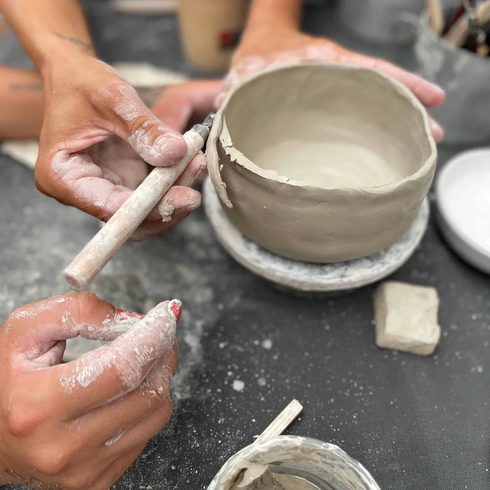 Taller de cerámica a mano (vajilla y piezas útiles)