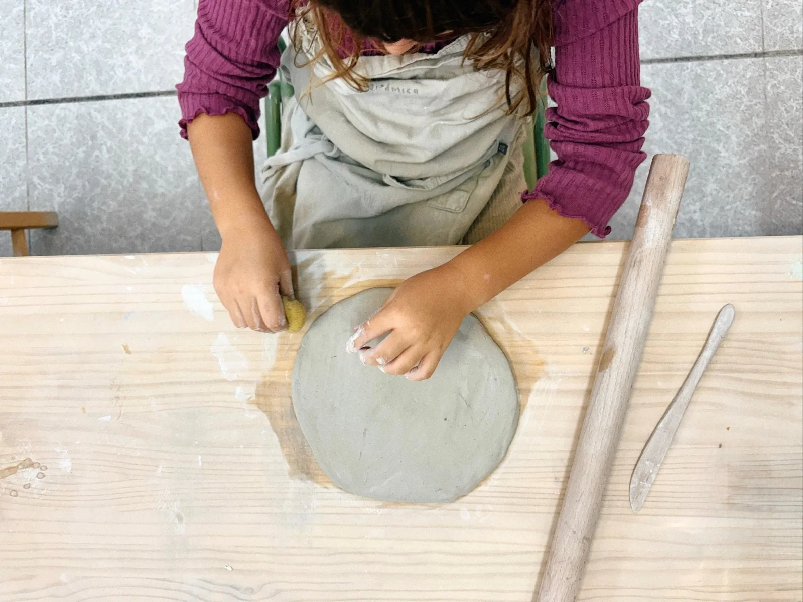 Clase de cerámica infantil