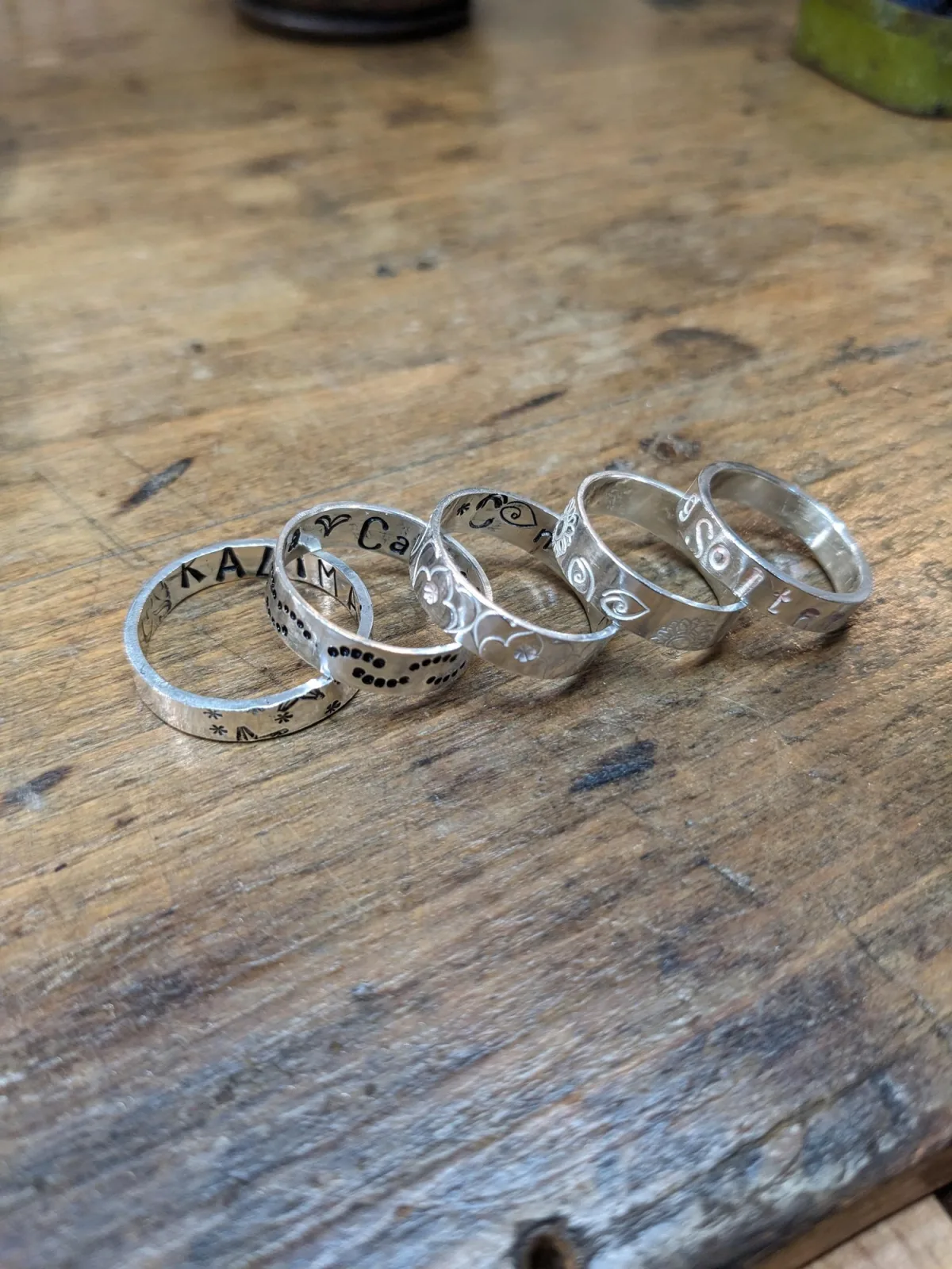 Anillos de Intención: anillo de plata con palabra estampada