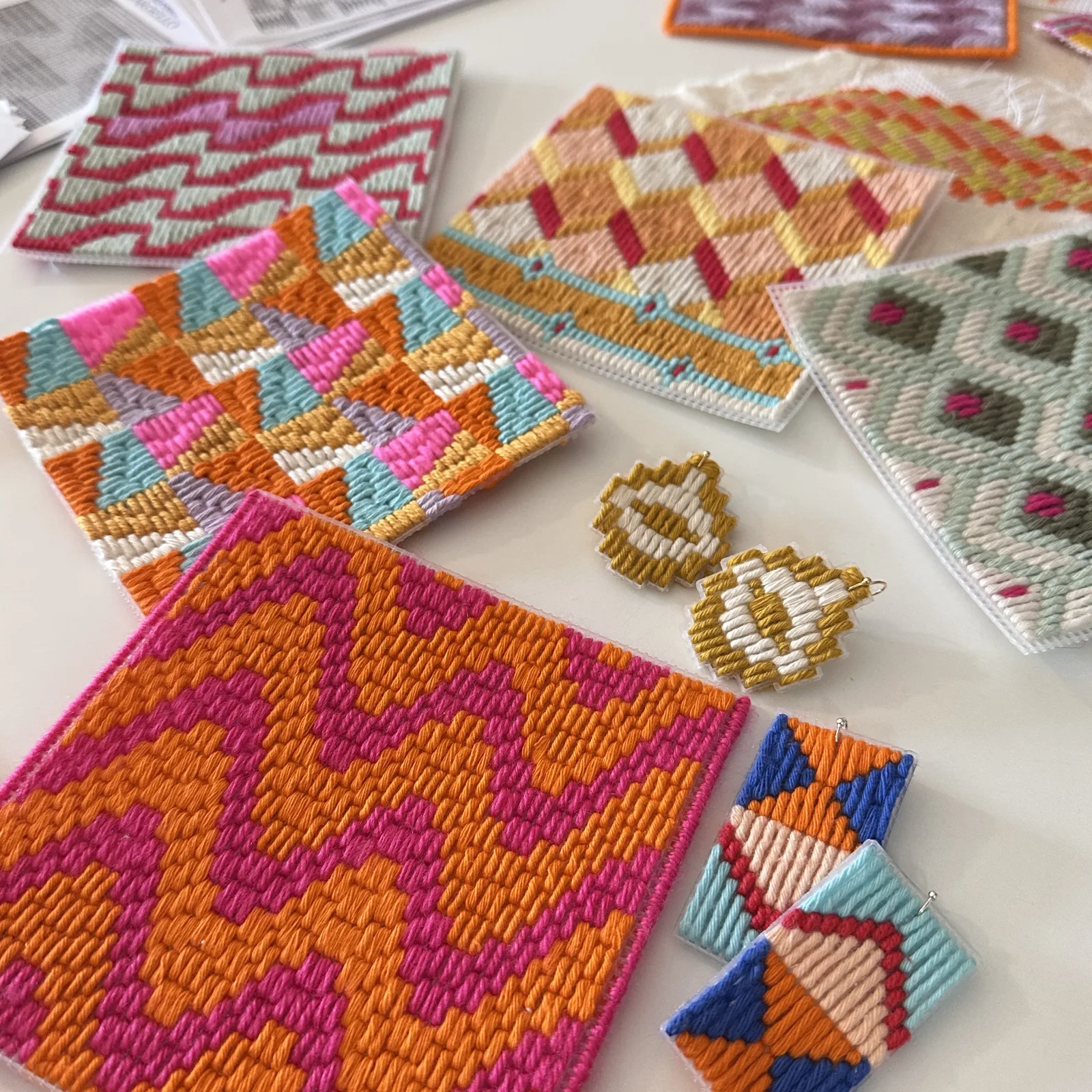 Bordado Bargello y joyería textil en Delanas (Sevilla)