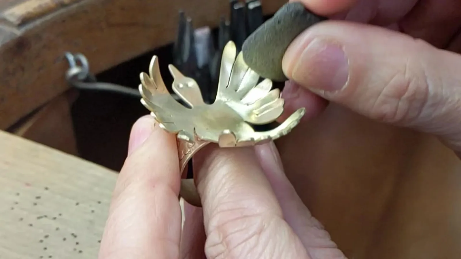 Anillo escultórico en cera