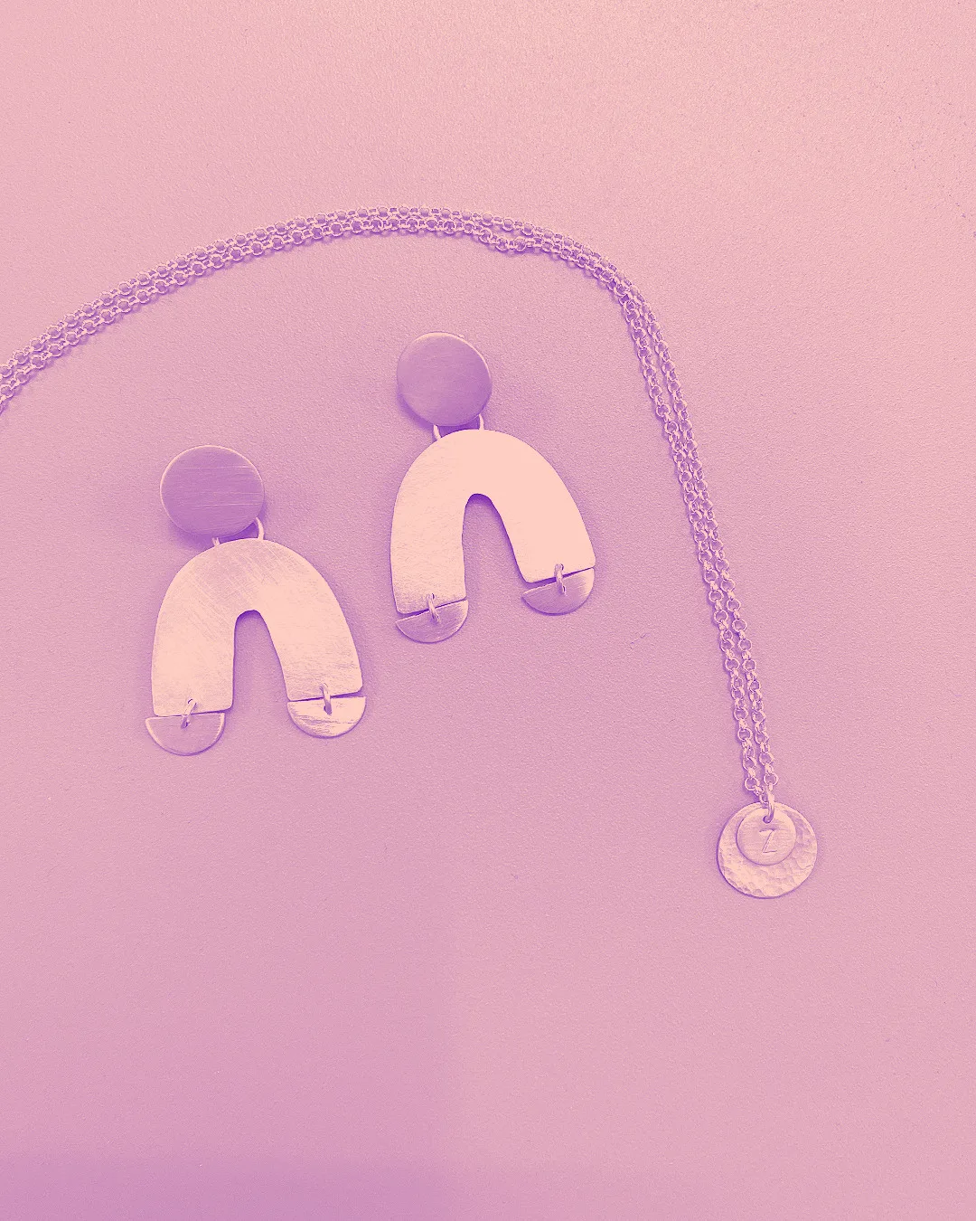 Joyas para regalar: colgante y pendientes en latón o plata