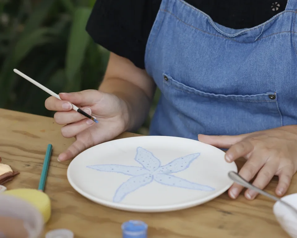 Ilustra Cerámica: decora una pieza con esmaltes