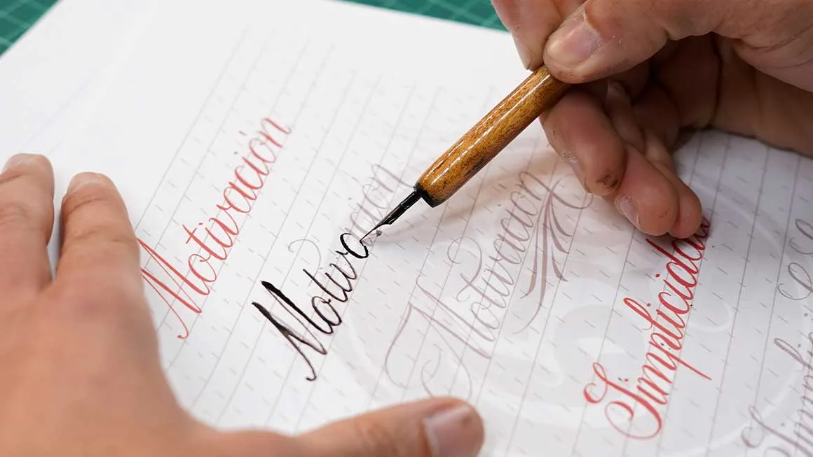 Caligrafía Script moderna con pluma metálica