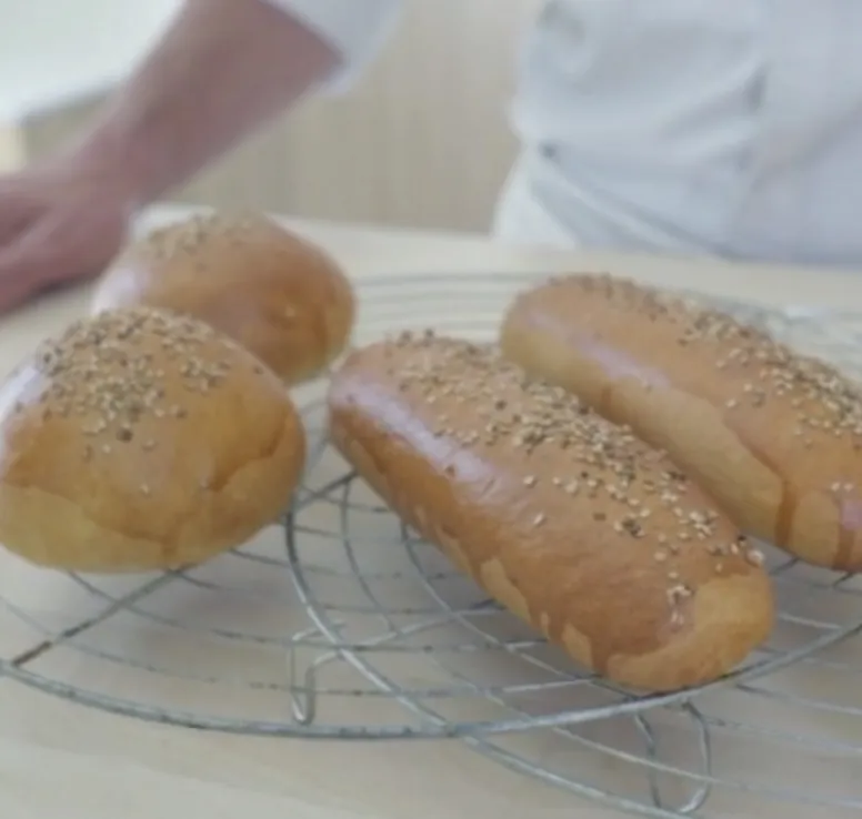 Pan de hamburguesa, perrito y bollitos dulces (online)