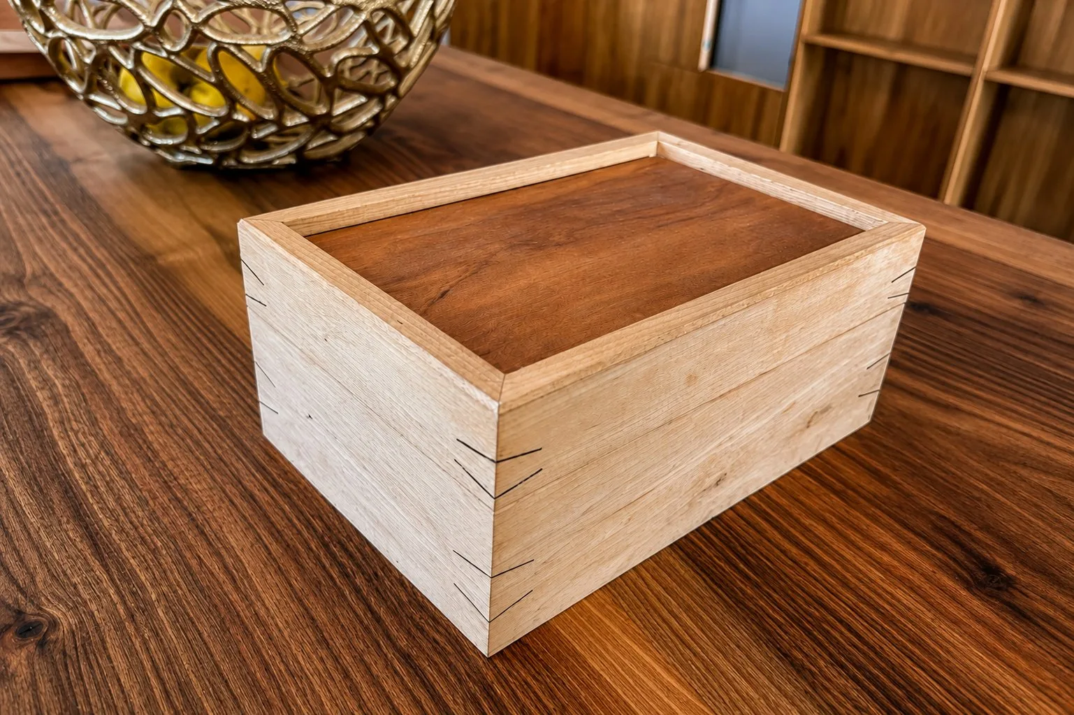 Caja de madera maciza con ingletes