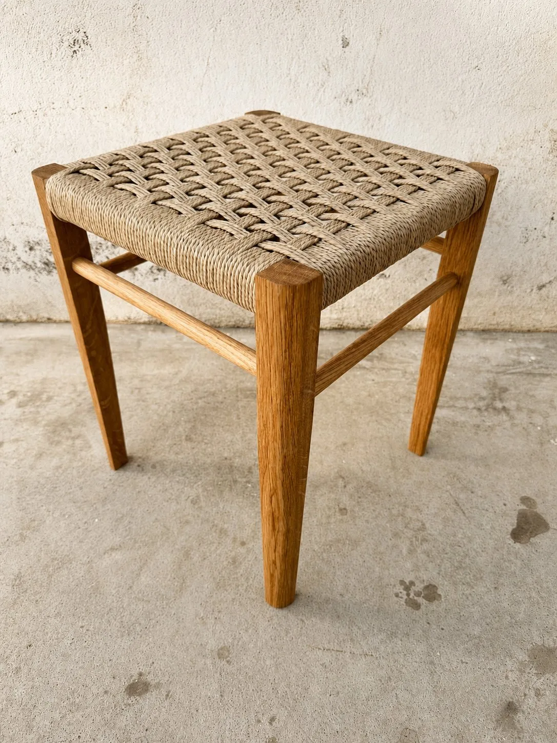 Taburete de roble con asiento de cuerda danesa