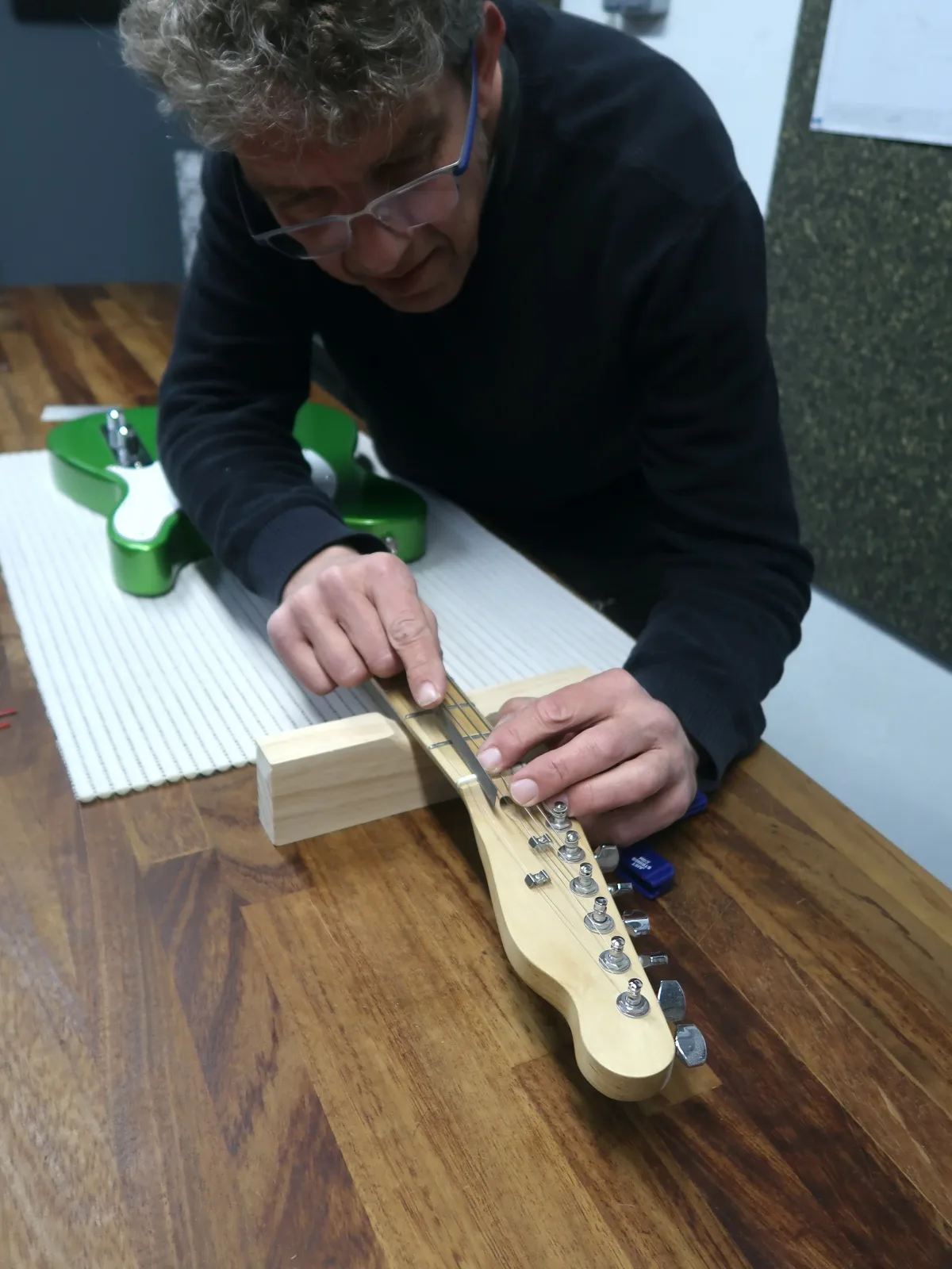 Taller de puesta a punto de guitarra o bajo eléctrico